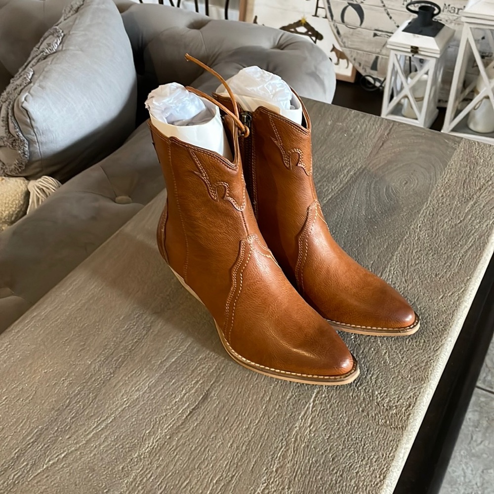 BEAST FASHION (BRAND NEW) SIZE: Wmns 5.5!